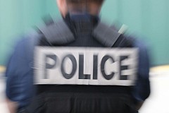 
Il accuse 4 policiers de lui avoir enfoncé une matraque dans l'anus